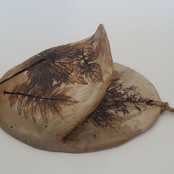 Studio Pottery Wall Pocket Embossed Leaves Signed Garnet - Picture 6 of 12